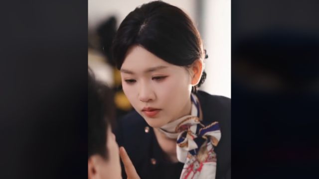 El capitán se enamora de la azafata, dispuesto a hacer todo por ella. ¡El amor en el trabajo es dulce!